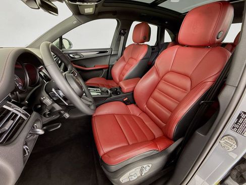 Certified 2025 Porsche Macan image 5