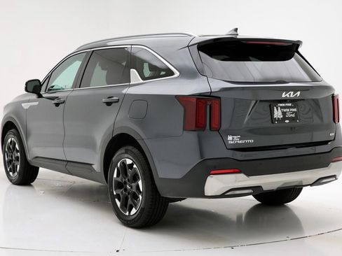 Used 2024 Kia Sorento S image 8
