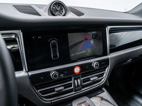 Used 2024 Porsche Macan image 18