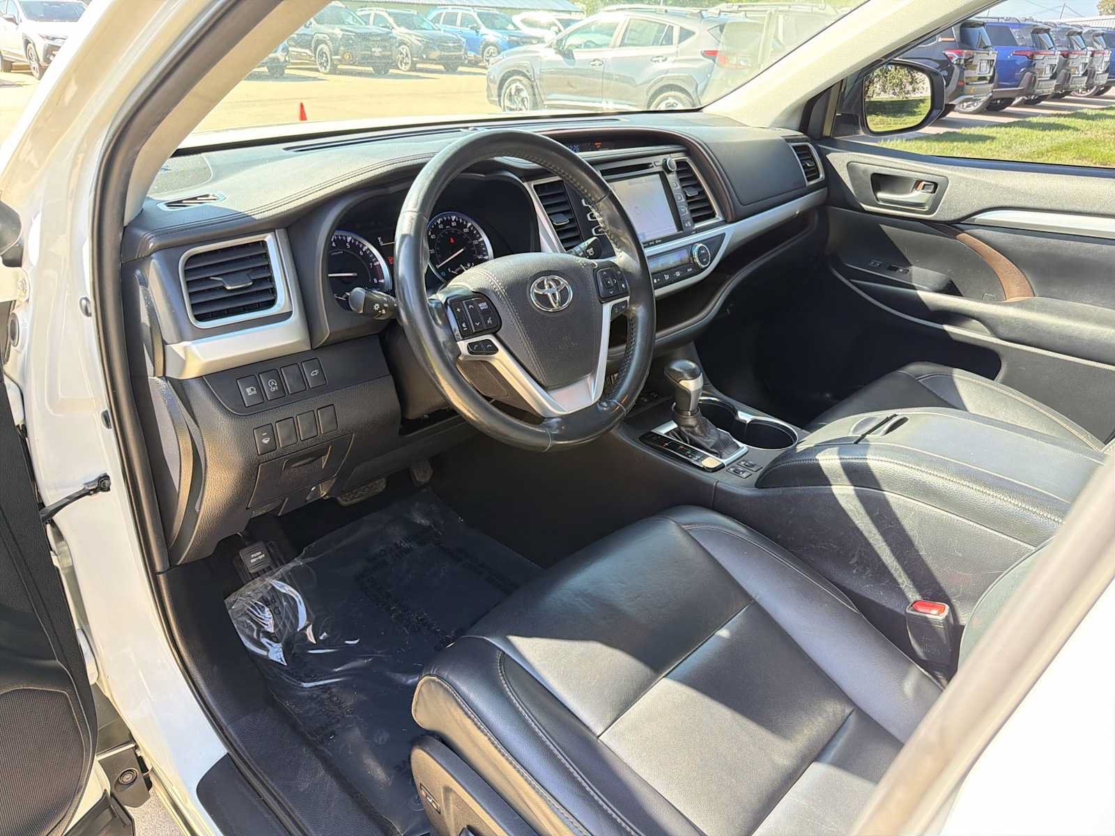 Used 2019 Toyota Highlander XLE AWD/4WD image 2