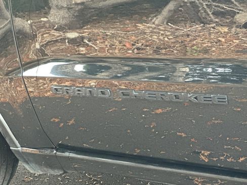 Used 2021 Jeep Grand Cherokee Laredo X image 34