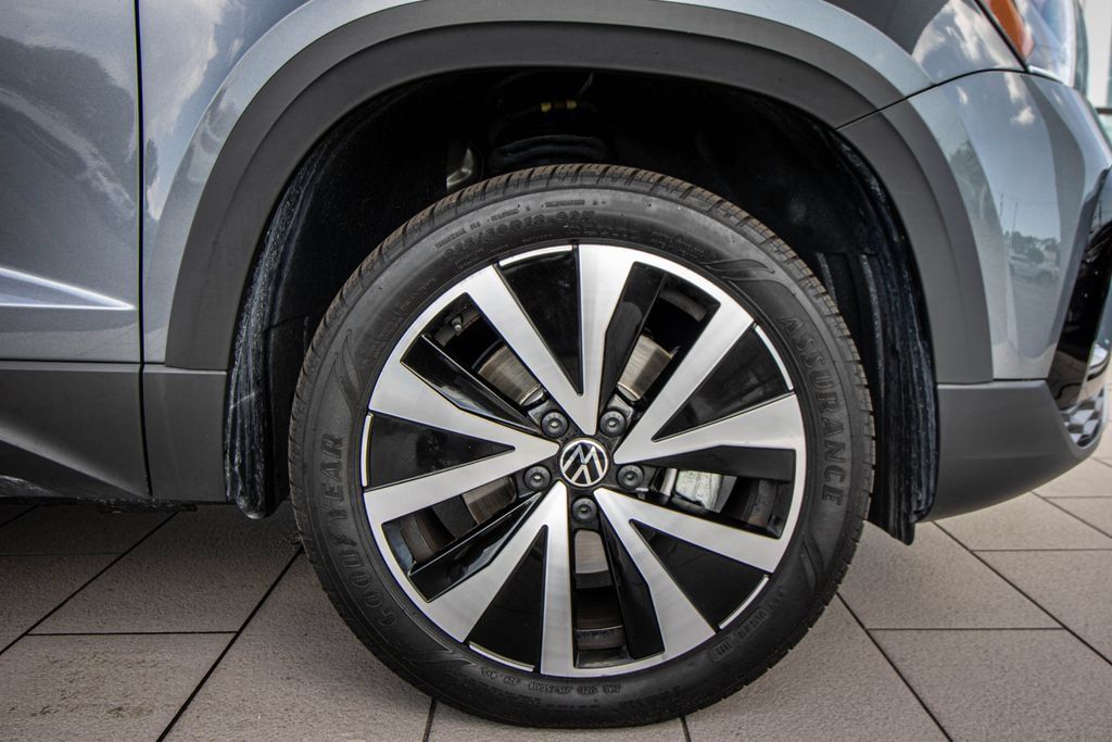 Certified 2023 Volkswagen Taos SE w/ Panoramic Sunroof Package FWD image 5