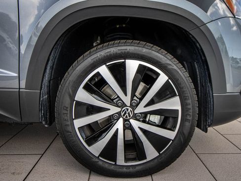 Certified 2023 Volkswagen Taos SE w/ Panoramic Sunroof Package FWD image 5