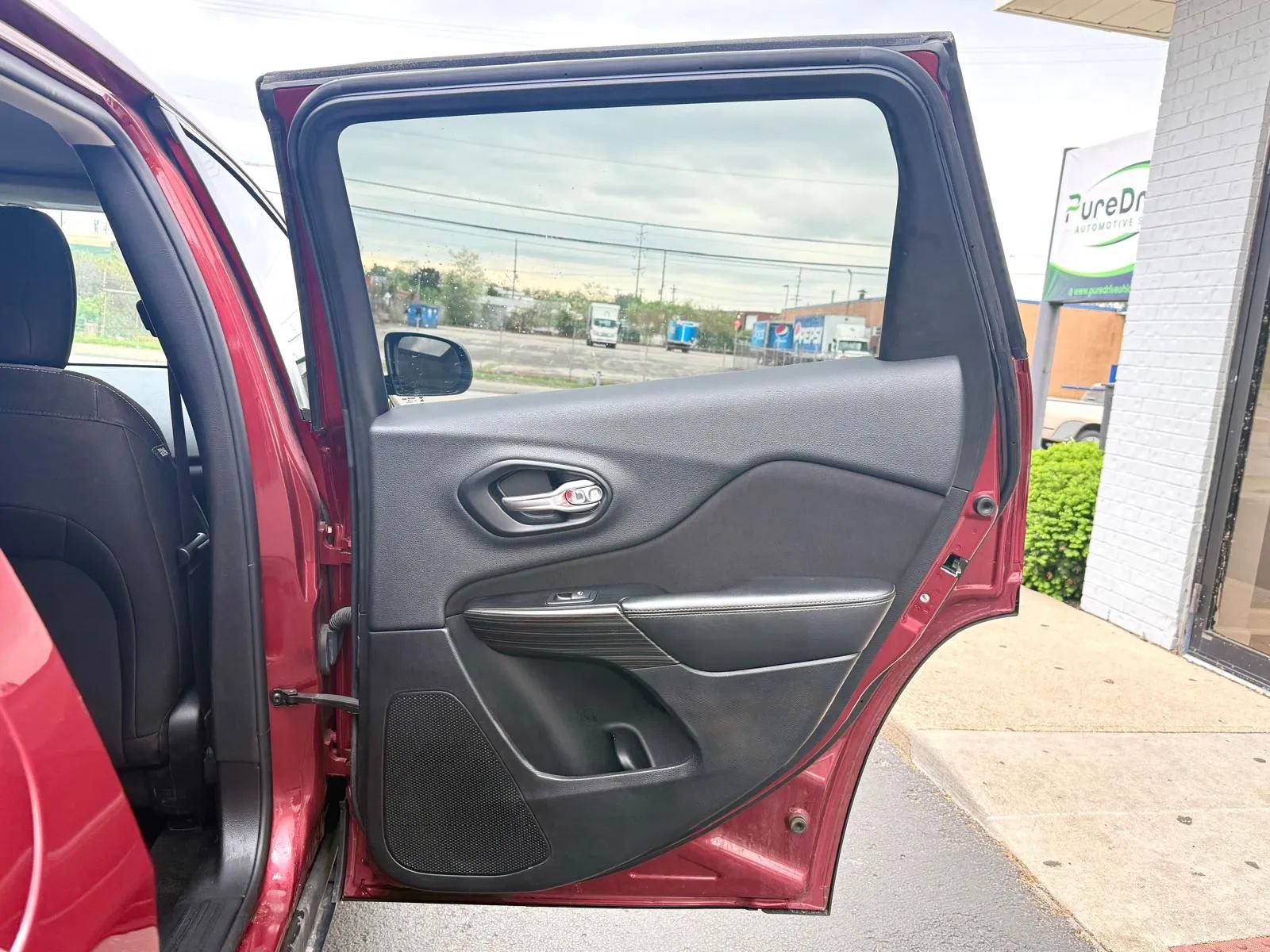 Used 2014 Jeep Cherokee Sport FWD image 19