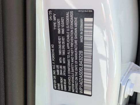 Certified 2025 Porsche Macan S AWD/4WD image 38