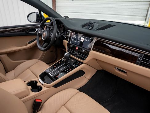 Certified 2025 Porsche Macan image 30