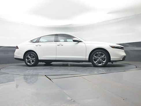 Certified 2023 Honda Accord EX image 28