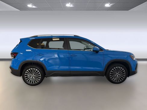 Certified 2025 Volkswagen Taos SE FWD image 8