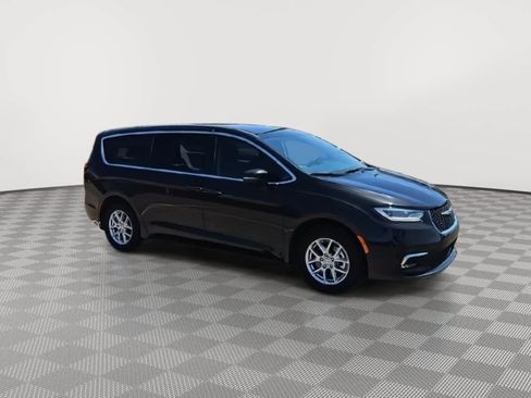 Used 2023 Chrysler Pacifica Touring-L FWD image 2