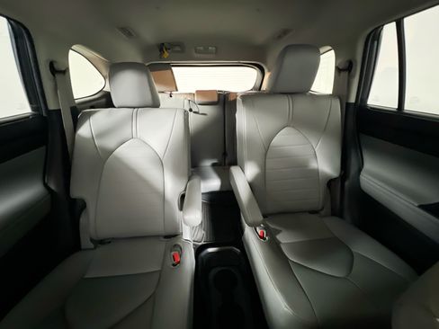 Used 2024 Toyota Highlander XLE FWD image 32