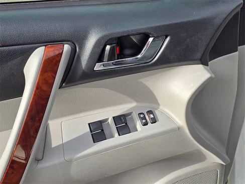Used 2011 Toyota Highlander Limited image 25