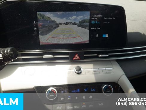 Certified 2025 Hyundai Elantra Limited FWD image 9