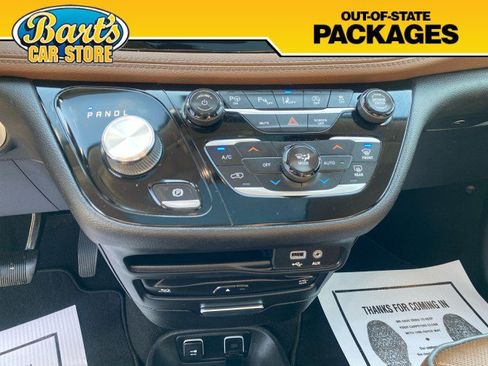 Used 2018 Chrysler Pacifica Limited w/ Advanced Safetytec Group FWD image 34