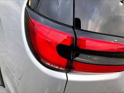 Used 2024 Chrysler Pacifica Touring-L image 31