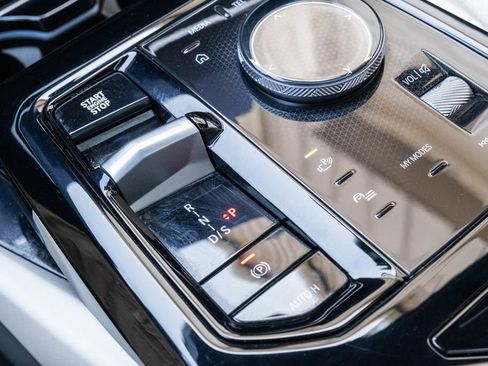 Used 2025 BMW 530i xDrive w/ Premium Package image 19