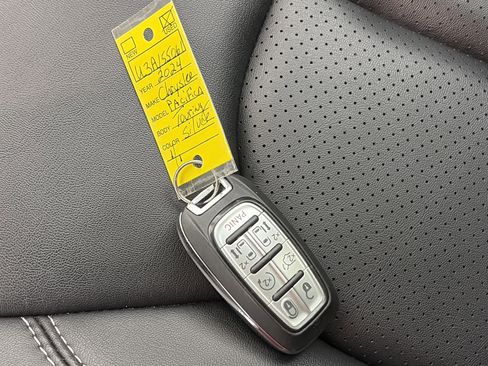 Used 2024 Chrysler Pacifica Touring-L image 32