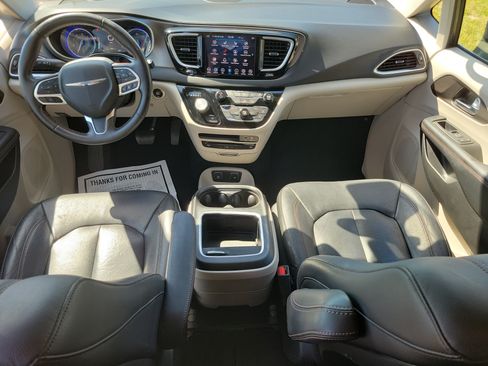 Used 2020 Chrysler Pacifica Touring-L Plus w/ Advanced Safetytec Group FWD image 12