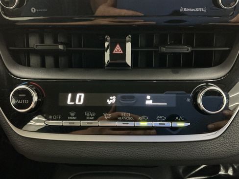 Used 2021 Toyota Corolla LE FWD image 35