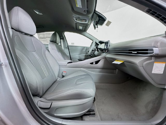 New 2025 Hyundai Elantra SEL FWD image 41