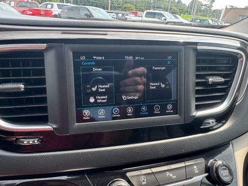 Used 2020 Chrysler Pacifica Touring-L FWD image 22