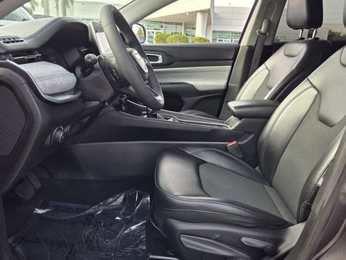 Used 2022 Jeep Compass Latitude FWD image 10