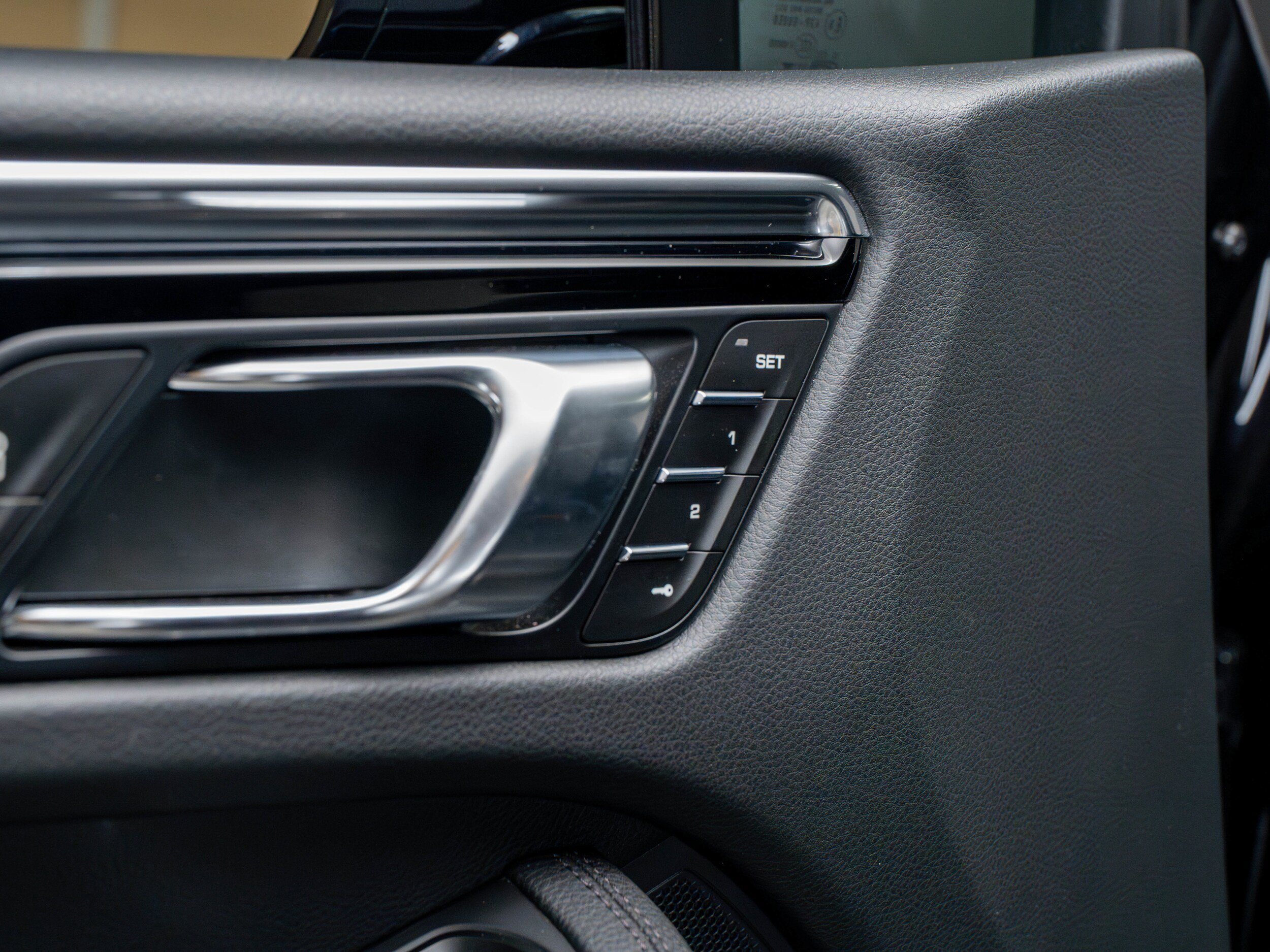Certified 2025 Porsche Macan AWD/4WD image 29