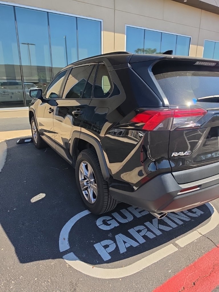 Used 2022 Toyota RAV4 XLE w/ Convenience Package FWD image 4