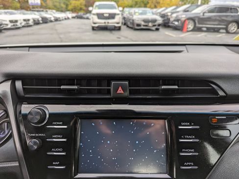 Used 2020 Toyota Camry SE image 19