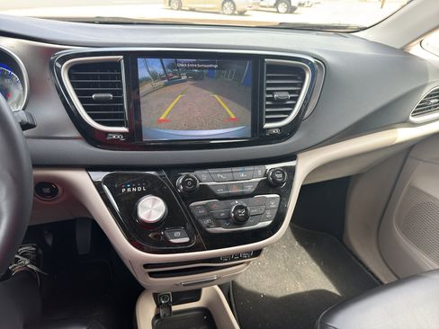 Used 2023 Chrysler Pacifica Touring-L image 5