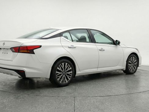 Used 2025 Nissan Altima 2.5 SV FWD image 9