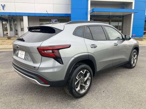 New 2026 Chevrolet Trax LT w/ Sunroof Package FWD image 4