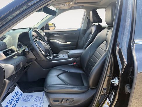 Used 2022 Toyota Highlander XLE AWD/4WD image 9