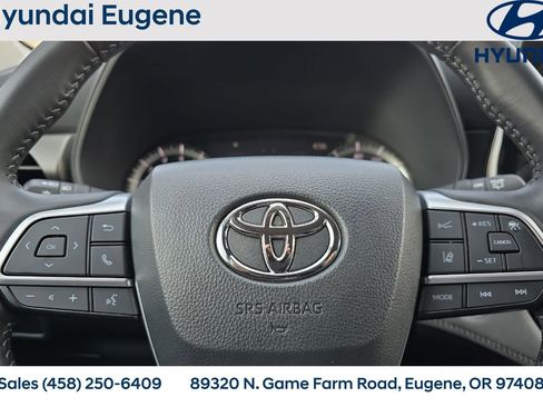 Used 2024 Toyota Highlander LE FWD image 30
