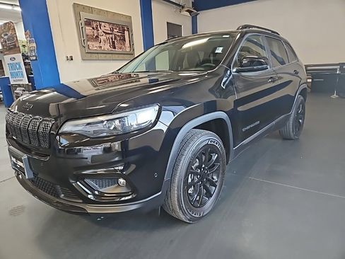 Used 2023 Jeep Cherokee Altitude Lux image 2