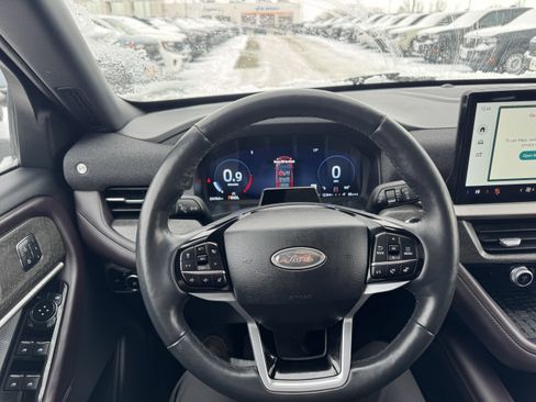 Certified 2025 Ford Explorer Platinum image 9