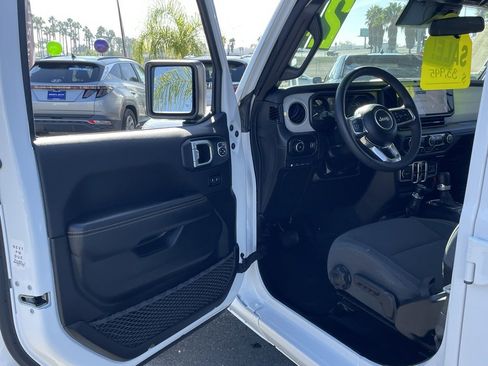 Used 2024 Jeep Wrangler Unlimited Sahara image 14