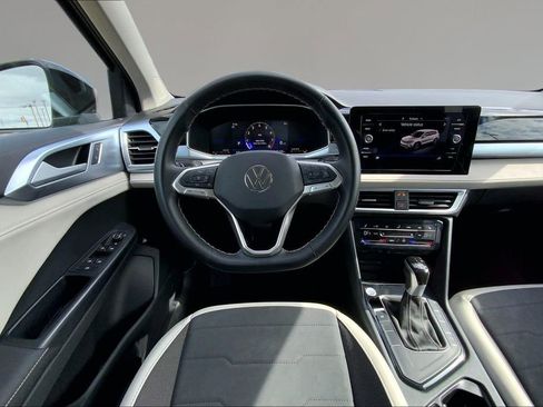 Used 2025 Volkswagen Taos SE FWD image 5