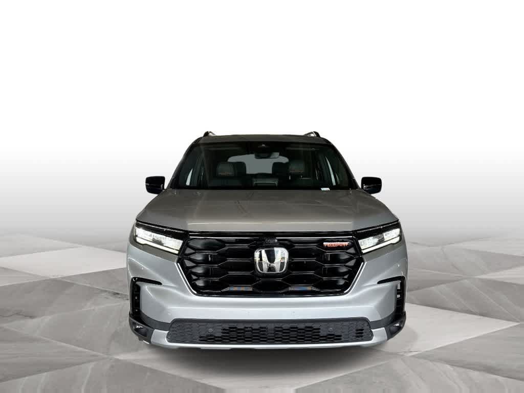 Used 2025 Honda Pilot TrailSport image 3