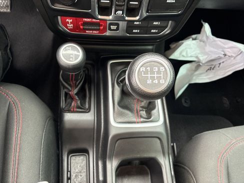 Used 2019 Jeep Wrangler Unlimited Rubicon w/ LED Lighting Group AWD/4WD image 24