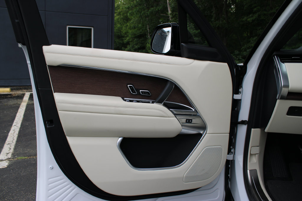 Used 2025 Land Rover Range Rover SE AWD/4WD image 8