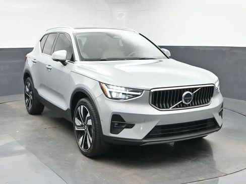 Used 2024 Volvo XC40 B5 Plus w/ Protection Package Premier AWD/4WD image 2