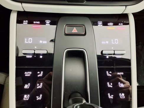 Used 2023 Porsche Macan Turbo AWD/4WD image 20