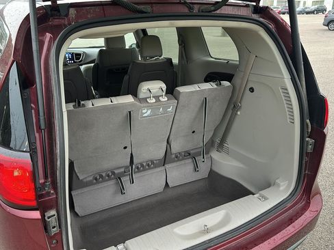 Used 2018 Chrysler Pacifica Touring-L w/ Advanced Safetytec Group FWD image 22