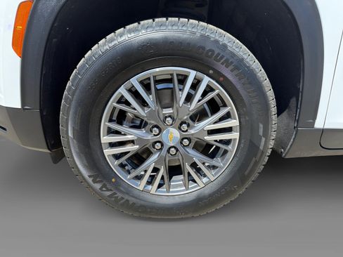 Used 2025 Chevrolet Traverse LT FWD image 9