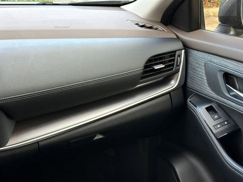 Used 2023 Nissan Rogue SV image 16