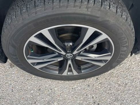 Used 2019 Nissan Rogue SV w/ Premium Package FWD image 7