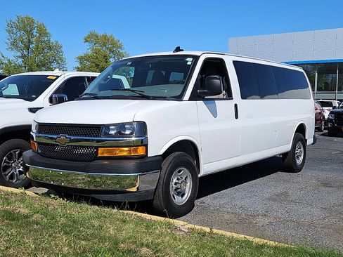 Used 2024 Chevrolet Express 3500 LT w/ LT Preferred Equipment Group RWD image 3