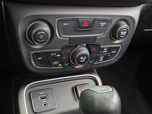 Used 2019 Jeep Compass Latitude w/ Popular Equipment Group FWD image 17