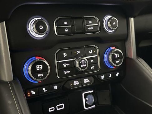 Used 2021 GMC Yukon SLT w/ SLT Luxury Package image 16