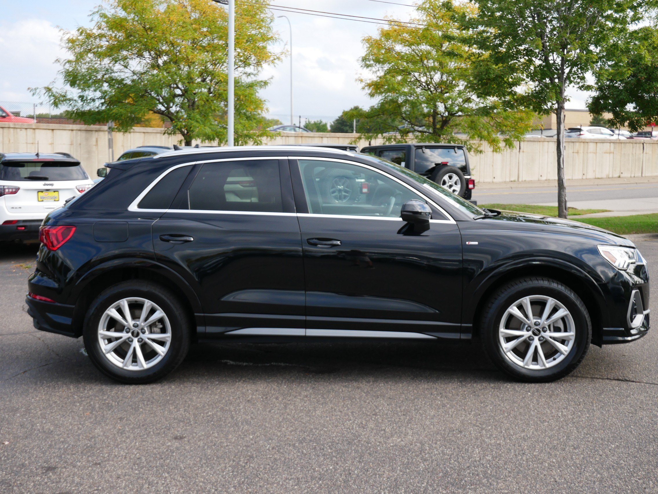 Used 2023 Audi Q3 2.0T Premium Plus w/ Premium Plus Package AWD/4WD image 10